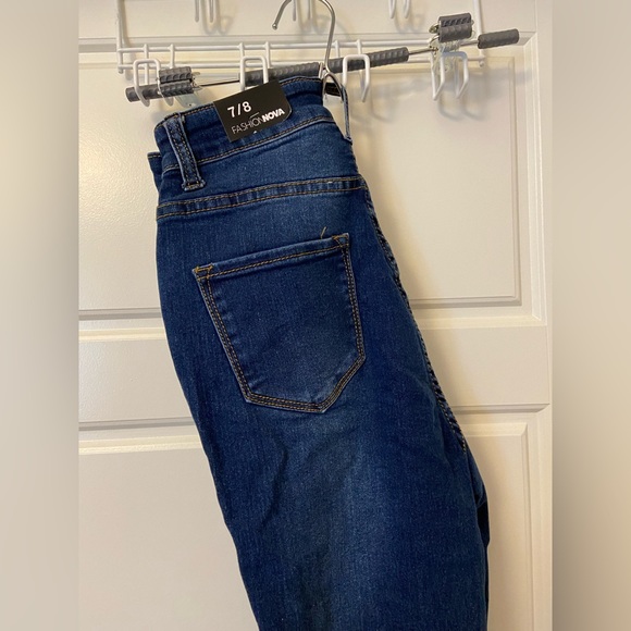 FASHION NOVA RIPPED BLUE JEANS SIZE 7/8 - Picture 8 of 9